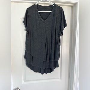 Latched mama short sleeve sleeve tee nursing/maternity.